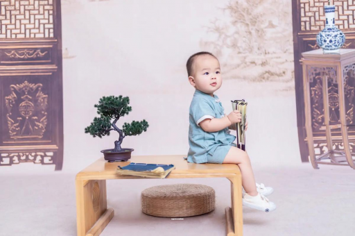 宝宝边吃奶边挣扎烦躁